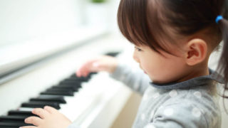 ピアノを弾く女の子